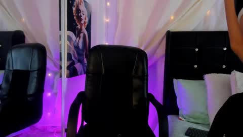 Snapshot of laurablue_ chatting on October 2025 09:48:02 PM Laura Blue online show from October 2025 09:48:02 PM