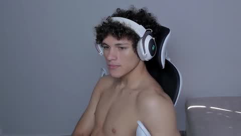 Laureent online show from November 2025 05:47:01 PM