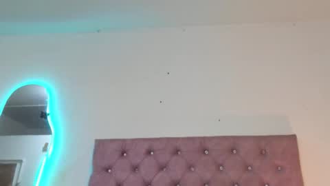 laurenlaine online show from April 2026 01:52:01 PM