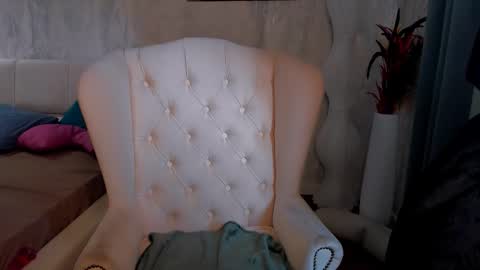 laurennhill online show from September 2025 01:08:02 AM