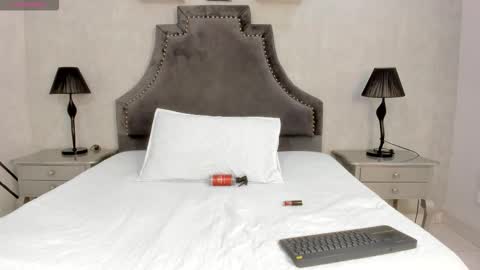 Snapshot of laurensnow1_ chatting on November 2025 01:43:02 PM Lauren online show from November 2025 01:43:02 PM