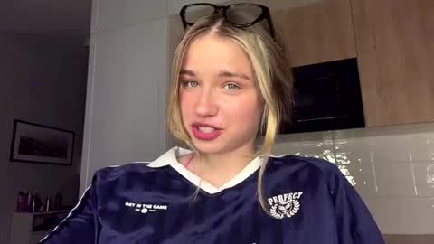Snapshot of laurineleconey chatting on June 2026 01:37:02 PM Bella online show from June 2026 01:37:02 PM
