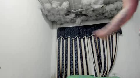 Snapshot of lauu_g chatting on April 2026 11:37:01 AM Lauu G online show from April 2026 11:37:01 AM