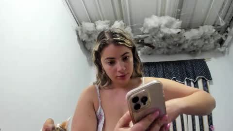 Snapshot of lauu_g chatting on May 2026 10:00:01 AM Lauu G online show from May 2026 10:00:01 AM
