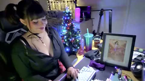 Lavenderrzz online show from December 2025 02:23:02 PM