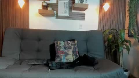 Layla online show from October 2025 10:21:01 PM