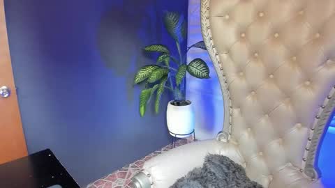 Layla online show from November 2025 08:31:01 PM