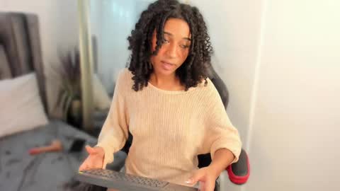 Snapshot of layla_clarke chatting on February 2025 09:47:01 AM layla_clarke online show from February 2025 09:47:01 AM