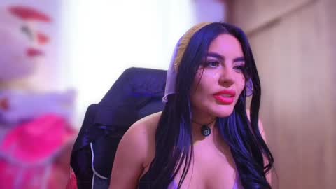 Layla online show from April 2026 04:09:02 PM