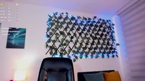 Snapshot of lea_velle chatting on December 2024 10:01:02 PM Lea Velle online show from December 2024 10:01:02 PM