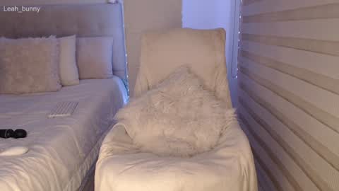 Snapshot of leah_bunny chatting on December 2024 09:28:02 AM Leah online show from December 2024 09:28:02 AM