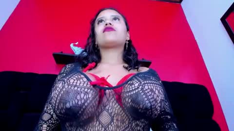 Snapshot of leah_gomed chatting on December 2024 06:01:02 AM Leah online show from December 2024 06:01:02 AM