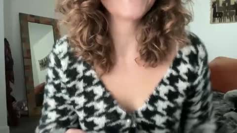 Snapshot of leahsparkles chatting on November 2025 03:01:02 PM Leah Sparkles online show from November 2025 03:01:02 PM