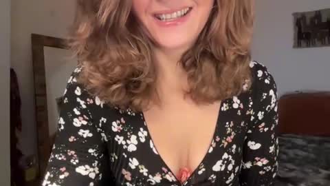 Snapshot of leahsparkles chatting on November 2025 01:15:02 PM Leah Sparkles online show from November 2025 01:15:02 PM