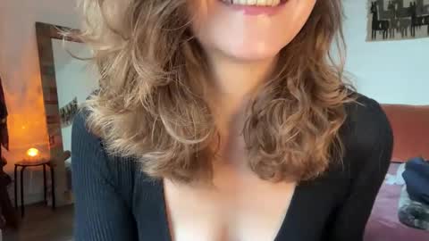 Snapshot of leahsparkles chatting on December 2025 02:22:02 PM Leah Sparkles online show from December 2025 02:22:02 PM