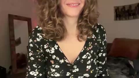 Snapshot of leahsparkles chatting on December 2025 02:39:01 AM Leah Sparkles online show from December 2025 02:39:01 AM