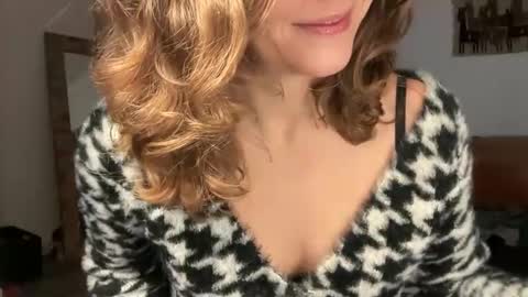 Snapshot of leahsparkles chatting on December 2025 02:45:02 PM Leah Sparkles online show from December 2025 02:45:02 PM