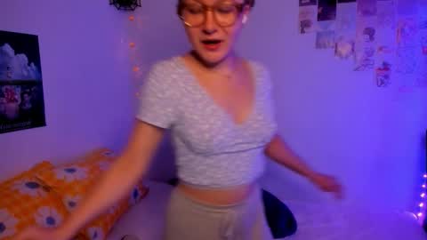 Snapshot of leazy_peasy chatting on November 2025 05:24:01 AM Ellie online show from November 2025 05:24:01 AM