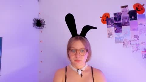 Snapshot of leazy_peasy chatting on December 2025 04:22:01 AM Ellie online show from December 2025 04:22:01 AM