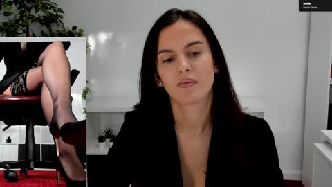 Elle  online show from October 2025 06:03:02 AM