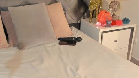 Leizathompson online show from October 2025 09:28:02 PM