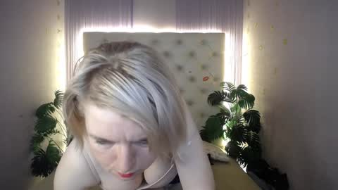 Snapshot of lena_paulles chatting on January 2025 07:00:02 AM Lena online show from January 2025 07:00:02 AM