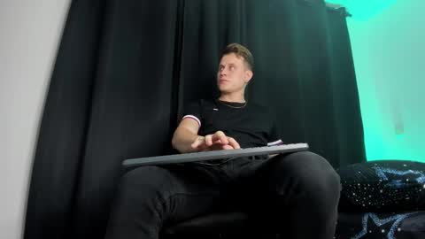 Snapshot of leo_cumming01 chatting on February 2025 02:51:02 AM Yesid online show from February 2025 02:51:02 AM