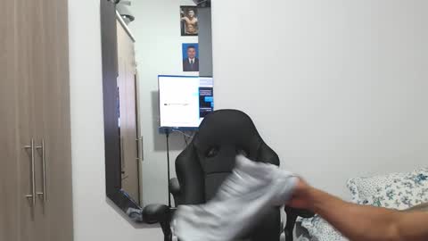 Snapshot of leo_muscleboy chatting on February 2026 11:21:02 PM Leo online show from February 2026 11:21:02 PM