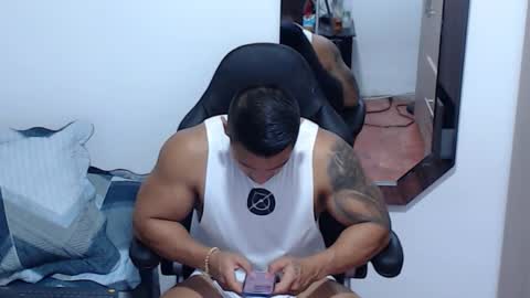 Snapshot of leo_muscleboy chatting on February 2026 12:33:02 AM Leo online show from February 2026 12:33:02 AM