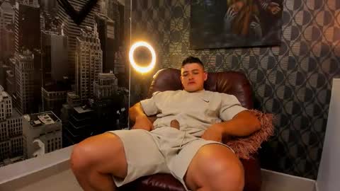 Snapshot of leon_ssmoron chatting on November 2025 12:32:01 AM Leon Smoron online show from November 2025 12:32:01 AM