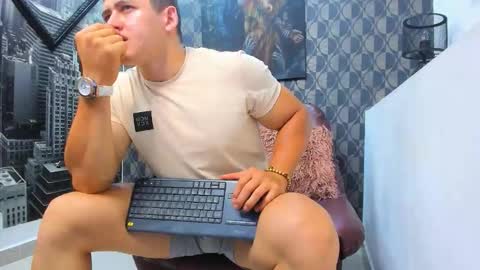 Snapshot of leon_ssmoron chatting on December 2025 10:47:01 PM Leon Smoron online show from December 2025 10:47:01 PM