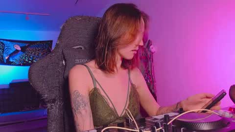 leona online show from February 2026 03:15:02 PM