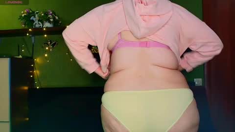 Snapshot of leona_tracie chatting on February 2026 06:17:02 PM Leona tracie online show from February 2026 06:17:02 PM