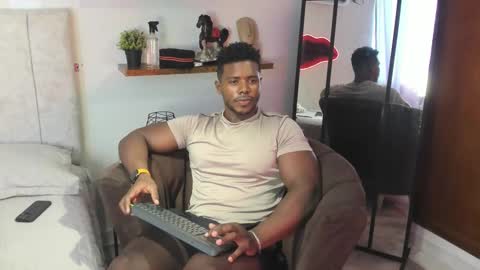 Snapshot of leonardo_jones1 chatting on February 2026 08:13:02 PM Leandro jones online show from February 2026 08:13:02 PM