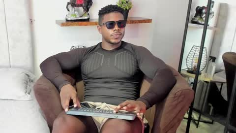 Snapshot of leonardo_jones1 chatting on February 2026 09:00:02 PM Leandro jones online show from February 2026 09:00:02 PM