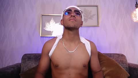 Leon online show from December 2025 07:00:01 PM