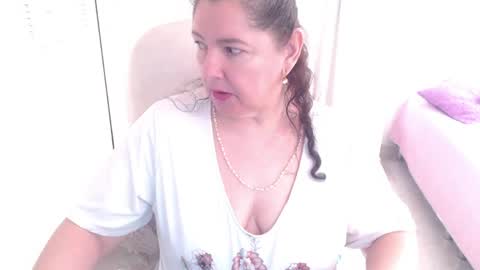 leonela   online show from April 2026 12:33:02 PM