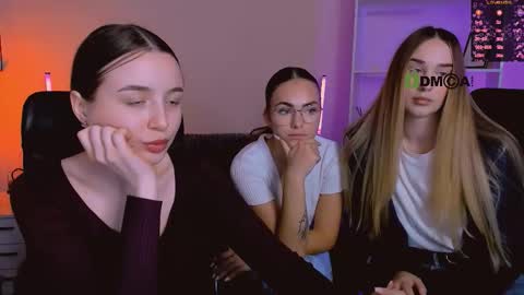 Snapshot of leslie_bird chatting on November 2025 10:07:01 AM leslie_bird online show from November 2025 10:07:01 AM