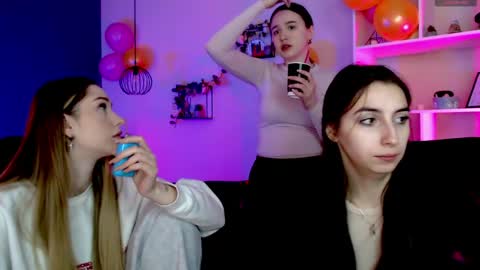 leslie_bird online show from April 2026 08:15:01 AM