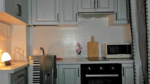  LESLIE   online show from October 2025 08:20:01 PM