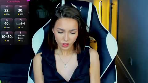 Snapshot of leslie_scottt chatting on June 2026 01:28:02 AM Leslie online show from June 2026 01:28:02 AM