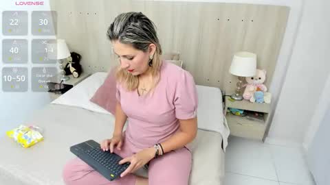 Lesly Santodomingo online show from November 2025 11:27:01 AM