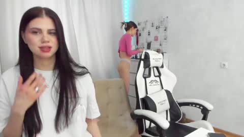 Snapshot of let_me_seee chatting on February 2025 03:59:02 AM Fiona online show from February 2025 03:59:02 AM