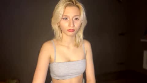 Snapshot of leyasaolee chatting on November 2025 08:22:01 PM Leya online show from November 2025 08:22:01 PM