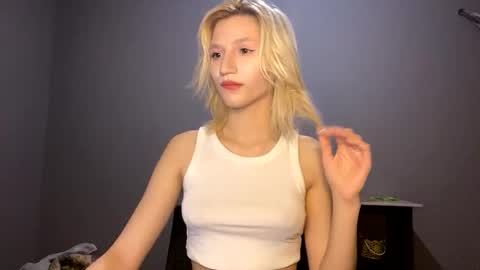 Snapshot of leyasaolee chatting on November 2025 07:17:01 PM Leya online show from November 2025 07:17:01 PM