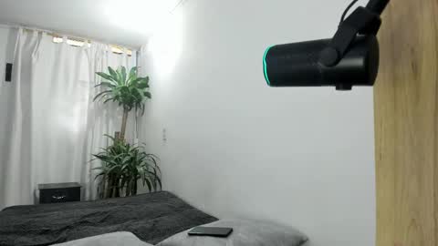 Snapshot of lia_and_felipe chatting on November 2025 08:24:02 PM Lia y Felipe -- online show from November 2025 08:24:02 PM