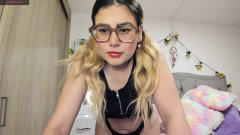 Lia  online show from February 2025 01:00:01 AM