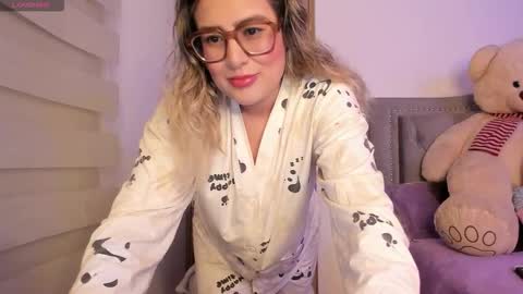 Lia  online show from December 2025 01:00:01 AM