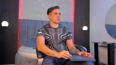 Snapshot of liam_walk chatting on April 2026 12:23:01 PM Liam online show from April 2026 12:23:01 PM