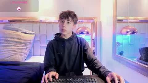 liaml_18_ online show from November 2025 09:25:02 PM